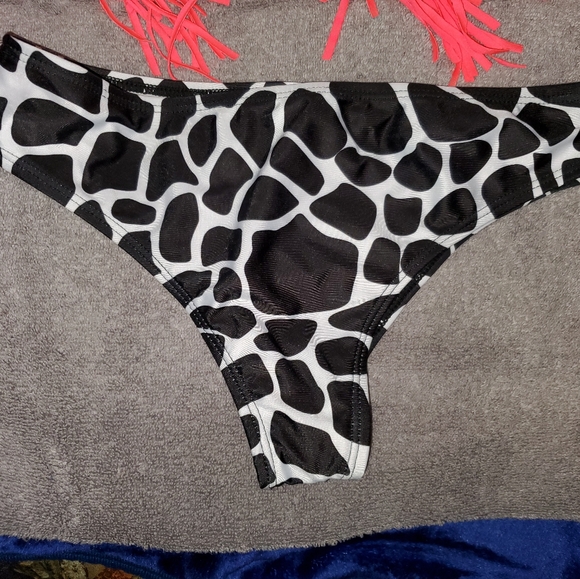 Bikini - Picture 2 of 4